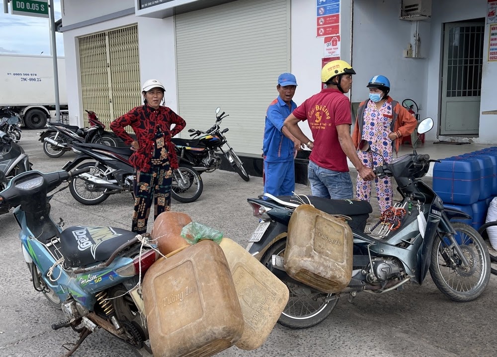 Vì sao một số ngư dân ở Phan Thiết phản ánh 'khan hiếm, không mua được dầu'?