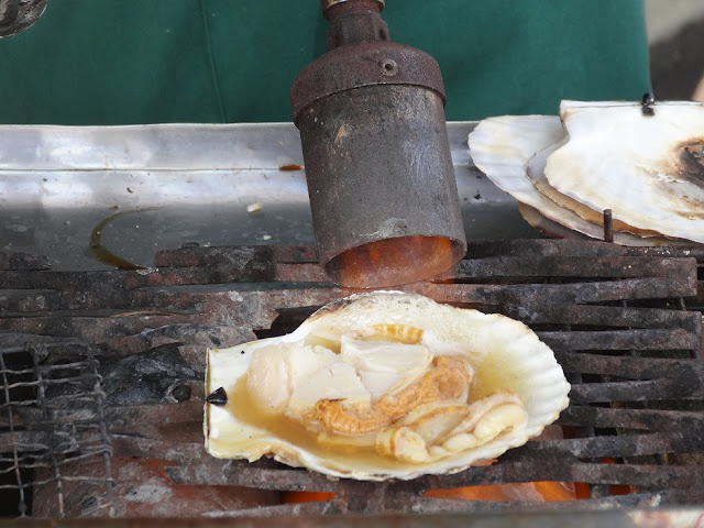 Grande coquille saint jacques cuit au chalumeau à Hakodate