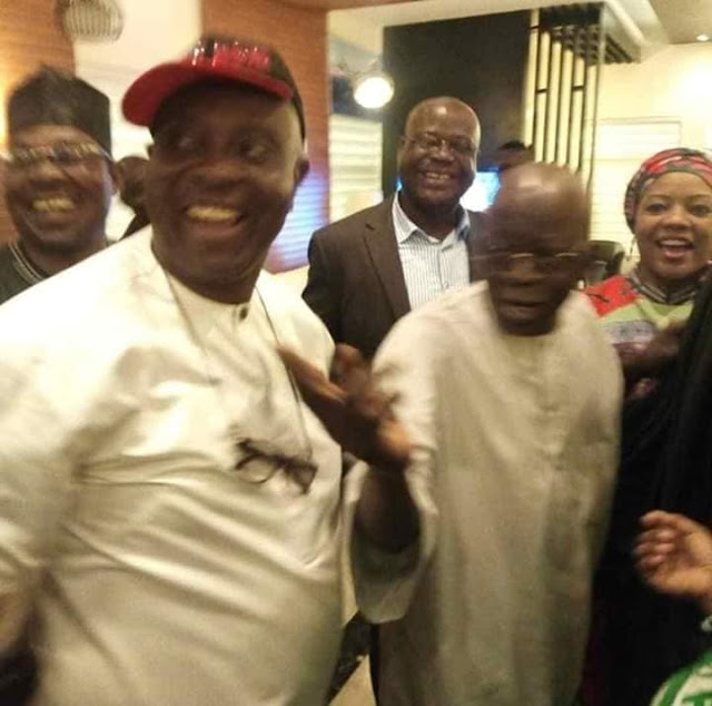 ‘Atikulated Nigerians’ –Tinubu Poses With PDP Members In Lagos, After Allegedly Throwing Away An APC Flag At Presidential Rally