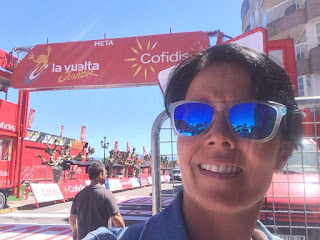 Rosa Luna (C´s Ponferrada) asistió como espectadora a una de las etapas de la Vuelta Ciclista a España.