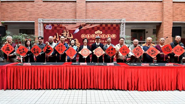 ▲彰化縣政府為迎接114年農曆新春佳節，今日上午在彰化縣警察局中庭舉辦「小龍納百福－新春揮毫送春聯活動」，邀請彰化縣內18位書法名家揮毫送春聯。（記者林明佑攝）