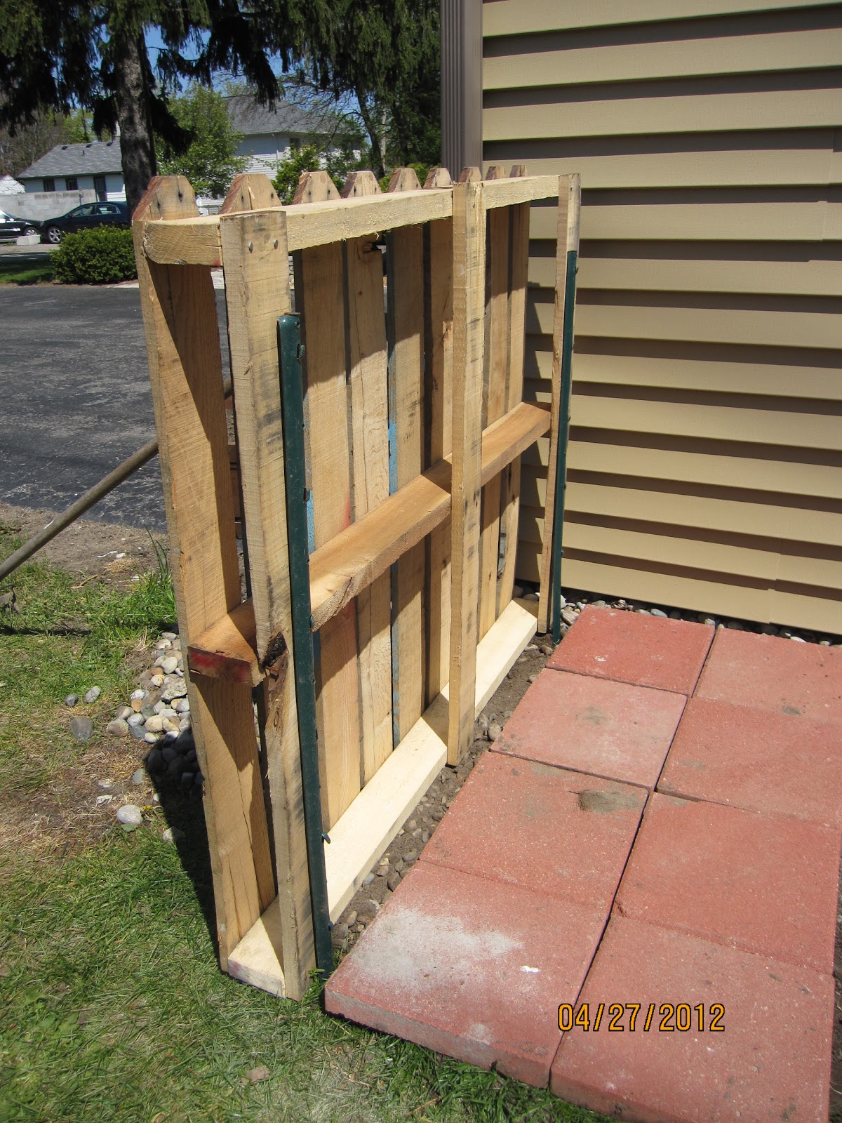 Serendipity and Sunshine: Trash To Treasure: Pallet Fence ...