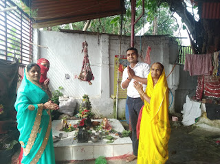 संतोषी माता मंदिर में श्रद्धालुओं ने भगवान को राखी बांधकर की पूजा याचना