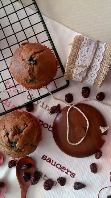 Muffins de canela y frutos rojos. Receta adaptada de Lorraine Pascale. Desayuno, merienda, postre. Sanos, saludables, healthy. Con horno. Cuca