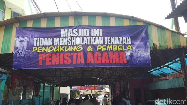 Spanduk tolak sholatkan jenazah