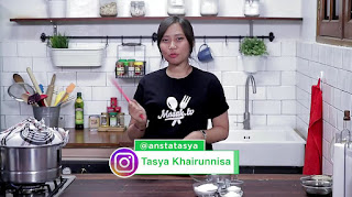 Jika kamu penggemar berat jajanan terlebih jajanan modern, kamu patut mencoba jajanan satu ini nih, Mochi Gulung! Yuk langsung buat! Resep lengkap bagaimana cara membuat Mochi Gulung dapat anda lihat pada video berikut.  27 Juli, 2017, Masak TV.