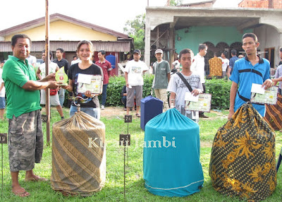 Agus Arizone (kiri) memberikan Trophy kepada juara 1, 2 dan 3 kelas murai batu mega bintang