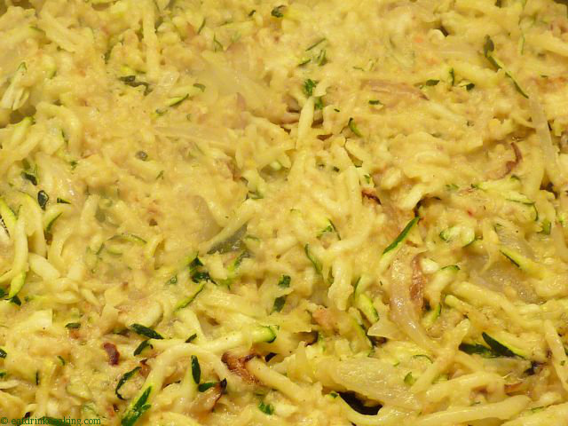 Zucchini Rösti brät in der Pfanne 