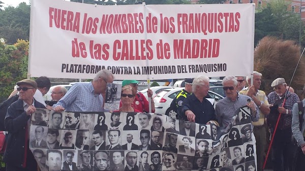 Los grupos de la memoria histórica acusan a Carmena de ceder ante la ultraderecha