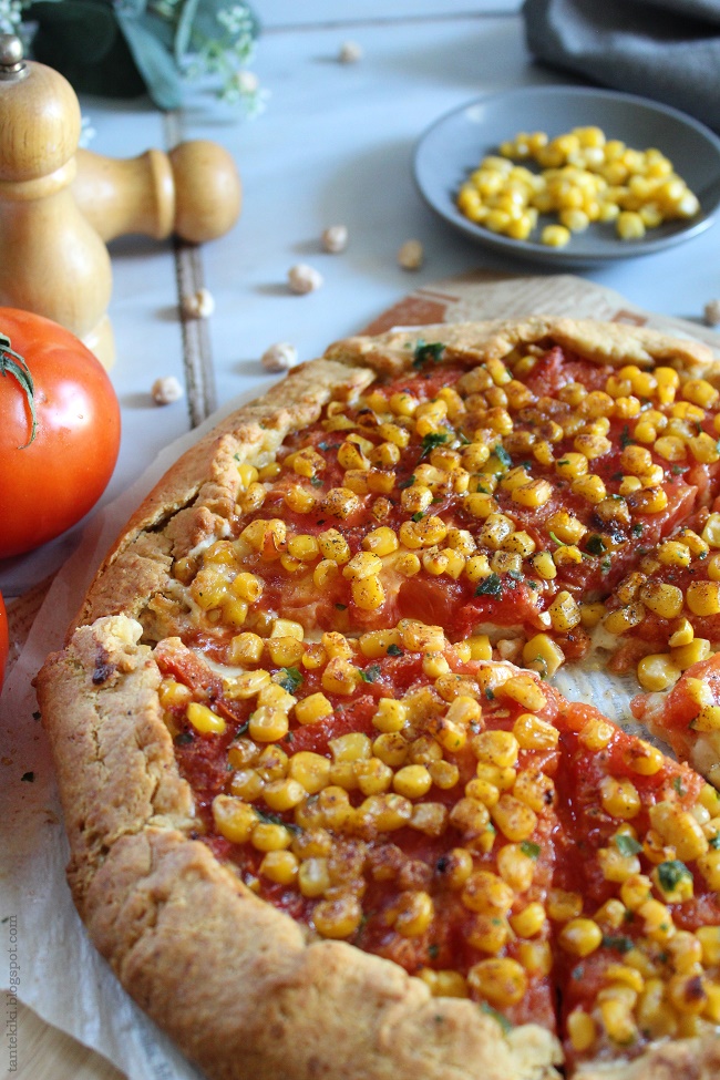 Galette με ρεβιθένια ζύμη, χούμους, ντομάτα και καλαμπόκι