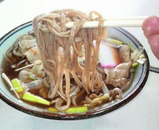 肉蕎麦を食べる。