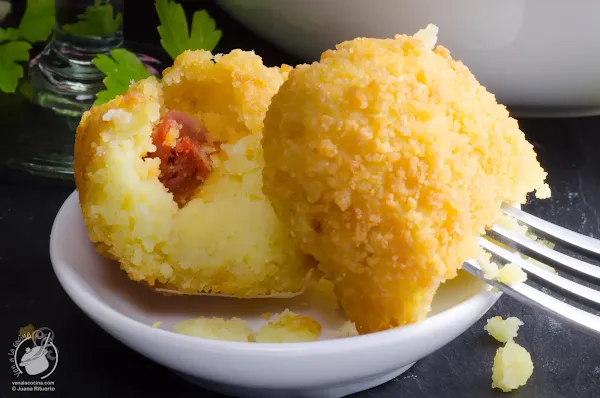 Croquetas de patata con sorpresa de queso y chorizo