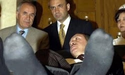 Ο Πρόεδρος της Τουρκίας Ρετζέπ Ταγίπ Ερντογάν (κέντρο) υποβλήθηκε σε χειρουργική επέμβαση για καρκίνο του παχέος εντέρου το 2011 και πάσχει ...