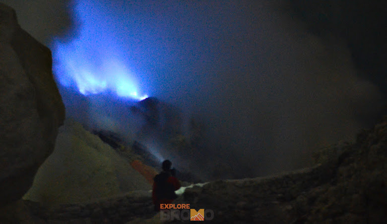 Pesona Malam Blue Fire di Kawah Ijen Situbondo