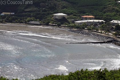 la baie de Hakahau se vide à moitié