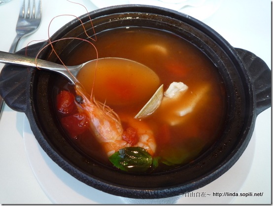 海鮮清湯..蕃茄湯底搭配蛤蜊和魚肉片和蝦...清爽