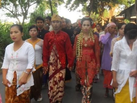 Blog Budaya Indonesia: Pakaian Adat Suku Sasak dan Suku Bima