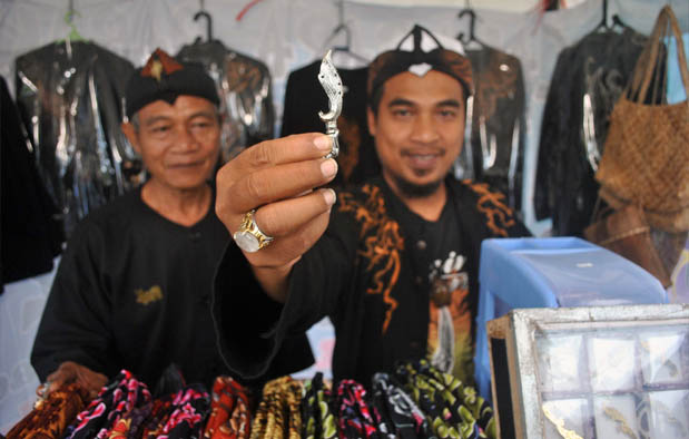 5 Pakaian Adat Jawa Barat Sunda Gambar dan 