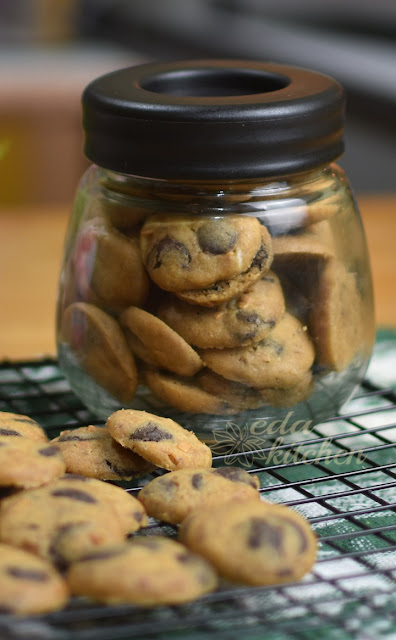 ida nursuri, eda  nursuri, eda kitchen, cookies,coklat chip,chocolate chips,biskut,biskut famous amos,coklat cookies,biskut untuk anak-anak,biskut hari raya,biskut raya,biskut raya 2023,biskut coklat chip rangup,cara buat biskut coklat chip sukatan cawan,biskut sukatan cawan,resepi biskut coklat chip,resepi biskut mudah,resepi coklat chip sukatan gram, Biskut Coklat Chip dalam balang kaca, biskut hari raya, cookies untuk anak-anak