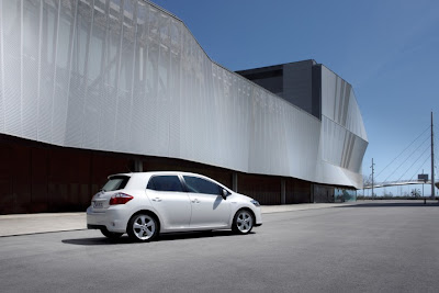 2011 Toyota Auris Hybrid Side View