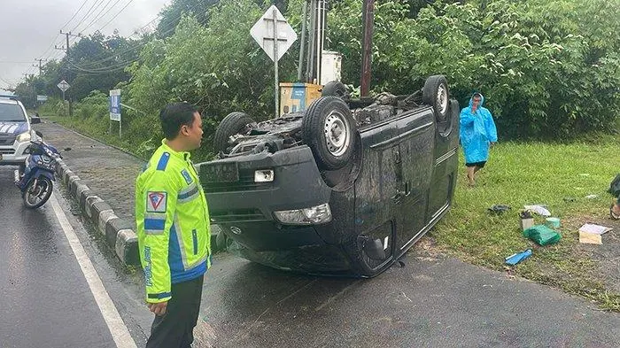 Satu unit mobil Daihatsu Grandmax mengalami kecelakaan tunggal Satu unit mobil Daihatsu Grandmax mengalami kecelakaan tunggal