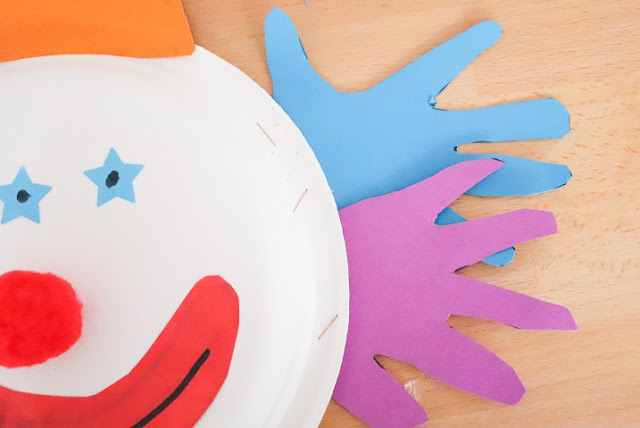 clown avec assiette en carton