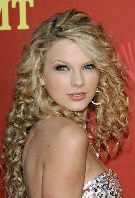 Taylor Swift Curly Hairstyle