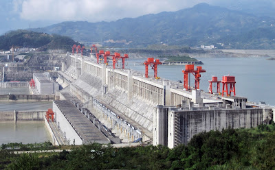 Three Gorges Dam meliputi Sungai Yangtze dan merupakan bendungan terbesar di dunia