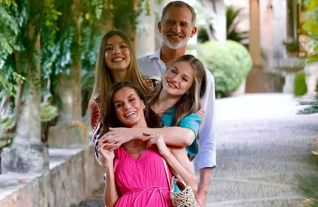 Letizia wore a pink dress by Adolfo Dominguez. Leonor wore a green dress by Mango. Sofia wore an ecru dress by ba&sh