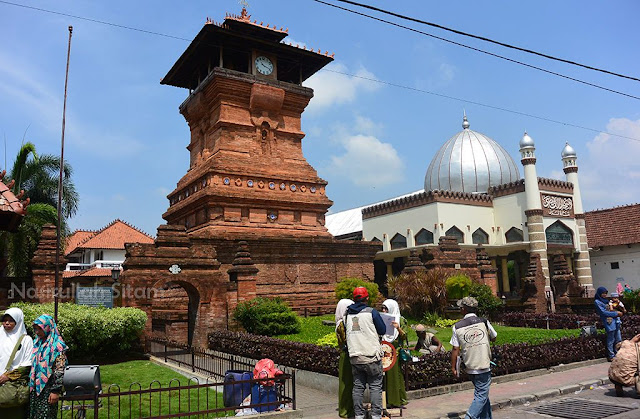 Para pengunjung di depan Menara Kudus