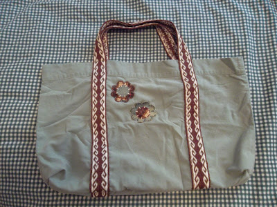 Shopping bag made out of pillowcase with tablet weaving trim