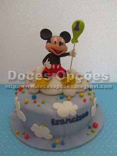 Bolo aniversário com o Mickey