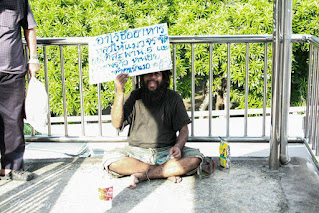 Hombre sin hogar recauda fondos para comida de gatos callejeros
