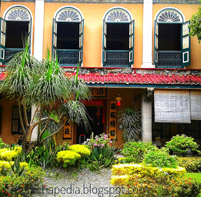 Wisata Sejarah di Rumah Peninggalan Tjong A Fie   Banyak tempat wisata sejarah di kota Medan dari bangunan peninggalan Kolonial belanda, kerajaan melayu bahkan sejarah saudagar kaya Asal Tiongkok yang menetap di Medan. Nah kali ini kita akan mengulik wisata sejarah dari rumah peninggalan Tjong A Fie.  Rumah Tjong A Fie sudah lama menjadi landmark alias lokasi terkenal di Medan. Selain arsitekturnya yang terlihat mewah, rumah berukuran besar ini juga melambangkan keberagaman masyarakat Medan yang sudah muncul sejak tahun 1800an. Lalu seperti apakah keistimewaan dari rumah kuno yang konon banyak kisah misteri ini? Berikut penjelasannya. 1. Rumah Peninggalan Saudagar Kaya Asal Tiongkok Pada Tahun 1860 lahirlah seorang saudagar kaya asal Tiongkok bernama Tjong A Fie dikisahkan punya kedekatan dengan sejumlah tokoh dan pejabat penting di Medan. Rumah ini sudah terbilang sangat mewah pada zamannya. Rumah yang terdiri dari dua lantai dengan nuansa arsitektur kuno yang sangat kental. Meski sudah berusia dari 100 tahun, pengelola masih merawat bangunan ini hingga bisa tetap kelihatan megah dan berdiri kokoh. Semasa hidupnya Tjong A Fie juga menjalankan bisnis di sektor kelapa sawit, pabrik gula, perbankan,dan perusahaan kereta Api. 2. Simbol Keberagaman Budaya di Kota Medan Rumah Peninggalan Tjong A Fie sudah dianggap sebagai salah satu cagar budaya nasional yang ada di Medan. Luasnya juga cukup besas yakni 6000 meter persegi.  Tjong A Fie sendiri merupakan pria asli Tiongkok, hingga tak mengherankan jika sebagian besar rumahnya dipenuhi dengan corak budaya negeri Tirai Bambu. Namun ternyata di rumah ini juga terdapat ornamen dengan sentuhan Eropa dan Melayu di beberapa sisi yang menunjukan keberagaman budaya. 3. Suasana Rumah yang memiliki aura misteruis nan eksotis Meskipun sudah dibuka untuk umum, aura misterius dari Rumah Tjong A Fie masih terasa amat kental. Tak mengherankan, mengingat rumah kuno ini sudah berusia 100 tahun lebih. Namun demikian justru kesan eksotis itulah yang membuat lokasi ini menarik utuk dikunjungi.   4. Biaya Masuk Tjong A Fie Mansion Untuk masuk kedalam Rumah Tjong A Fie pengunjung harus membayar tiket dengan harga 35 ribu rupiah untuk wisatawan umum. Sementara bagi pengunjung yang masih pelajar hanya dikenakan 20 ribu rupiah saja.  Rumah Tjong A Fie baru mulai dibuka sebagai tempat wisata heritage sejak 2009 lalu. Pengelolanya sendiri masih keturunan dari Tjong A Fie.  5. Tonggak penting Sejarah Kota Medan Tjong A Fie merupakan salah satu perantau yang ikut memainkan peran penting dalam perkembangan kota medan. Konon ia punya peran besar dalam membantu berdirinya sejumlah gereja, kuil, dan masjid yang ada di ibu kota Sumatera Utara, bahkan hingga ke Tapanuli. Tjong A Fie dikenal akan kedermawaannya, beliau mendirikan Masjid Lama Gang Bengkok Kesawan(1884), Vihara Kwan Im Labuhan(1879), jembatan kebajikan (Titi Beliani 1917), RS. Kusta di Pulau Sicanang, Menara Lonceng di Gedung Balai Kota, dsb. Beliau wafat di Medan 4 februari 1921 dan dimakamkan di Pulo Brayan.  Nah, begitulah wisata sejarah dari Rumah peninggalan Tjong A Fie, jika kamu tertarik mengunjunginya tempat ini terletak di Jl. Ahmad Yani No. 105 tak jauh dari pusat Kota Medan.