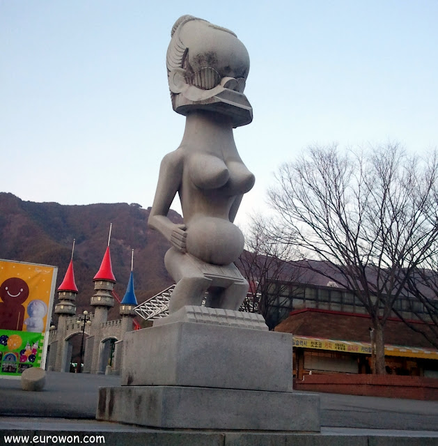 Monumento a la fertilidad femenina