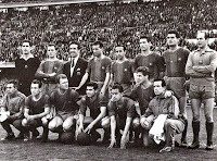 F. C. BARCELONA - Barcelona, España - Temporada 1958-59 -  Ramallets, Rodri, Helenio Herrera (entrenador), Gracia, Flotats, Segarra, Gensana y Estrems (portero suplente); Claudio (cuidador), Tejada, Kubala, Eulogio Martínez, Suárez, Czibor y Mur (masajista) - F. C. BARCELONA 7 (Luis Suárez, Tejada 2, Eulogio Martínez 3, Kubala) REAL OVIEDO 1 (Sánchez Lage) - 19/04/1959 - Liga de 1ª División, jornada 30 - Barcelona, Nou Camp - En esta jornada el Barsa festejaba el título de Liga que había conseguido la jornada anterior