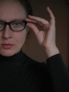 portree - otsevaates naisterahvas, poolenisti kaadris, kohendab vasaku käega prille