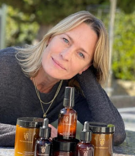Robin Wright posing for picture with the beauty products