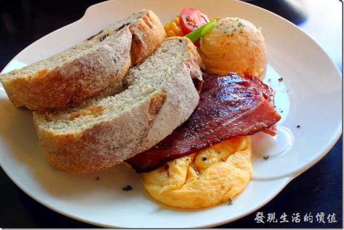 台南-席瑪朵咖啡烘培棧。A套餐的主餐，NT160。主餐有兩片培根及炒蛋，兩片桂圓雜糧土司、一球冷的馬鈴薯泥配上半顆聖 女蕃茄與與米粒以及一小段的四季豆當點綴。