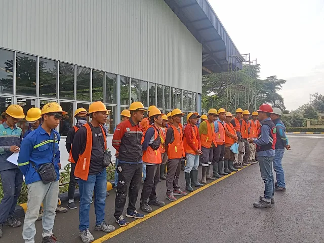 Tim proyek PT Abi Darma Sejahtra mengikuti briefing pagi di area proyek sebagai bagian dari pengelolaan konstruksi terintegrasi.