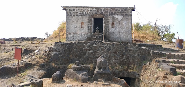 तिकोना गडावरील महादेव मंदिर