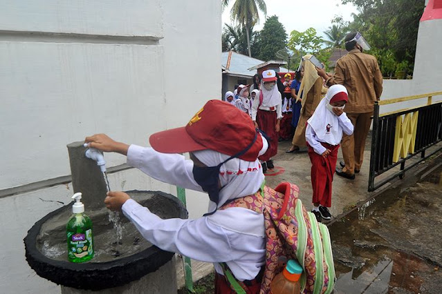 Terlanjur Mengajar Tatap Muka, Guru dan Operator Terpapar Virus Corona, Ratusan Siswa Swab Test dan Sekolah Ditutup