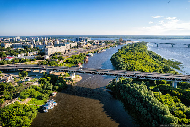 Зеленый остров на реке и два моста через него