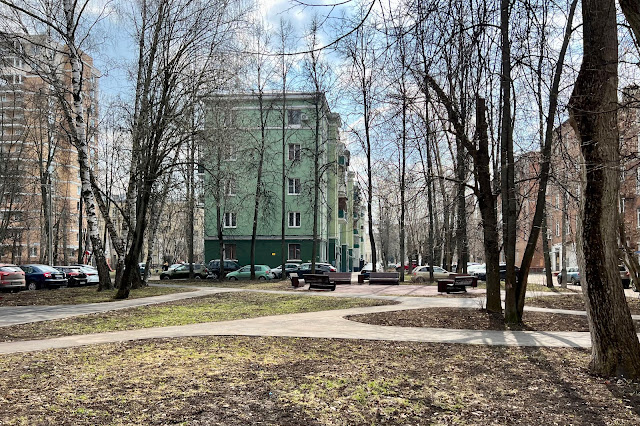 Долгопрудный, улица Циолковского, дворы, жилой дом 1938 года постройки – «2-й дом инженерно-технических работников»