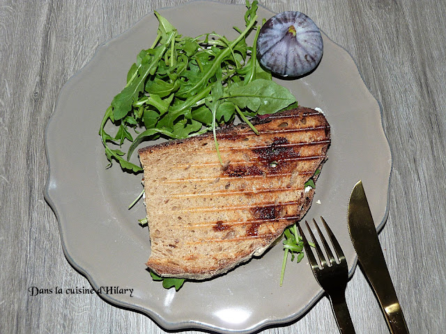 Croque-monsieur au chèvre, figues, canard et roquette