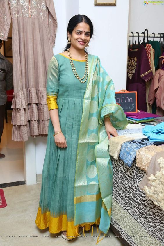 Printed Long Crepe Gowns at Rs 550 in Surat | ID: 21058529912