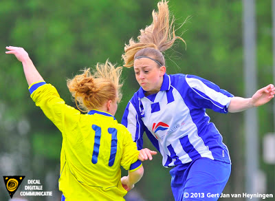 Milou Hoefsloot van SVS in duel met Lianne Hardeman van Blauw Geel '55