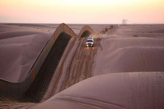 46 Unbelievable Photos That Will Shock You - Algodones Sand Dunes Curvy Border Fence in Southern California