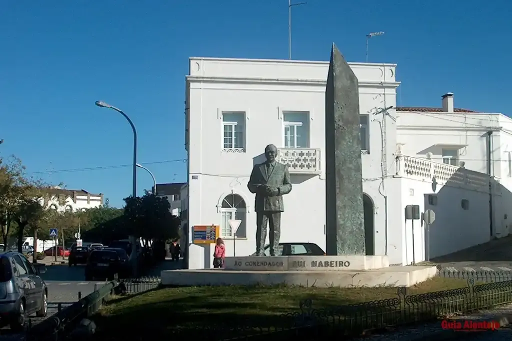 Estátua-do-Comentador-Rui-Nabeiro-campo-maior-com-o-guia-alentejo