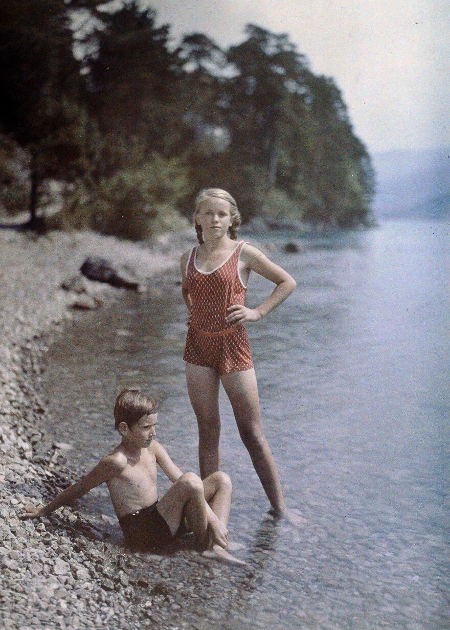 40 Old Color Pictures Show Our World A Century Ago - Eva And Heinz On The Shore Of Lake Lucerne, Switzerland, C. 1927